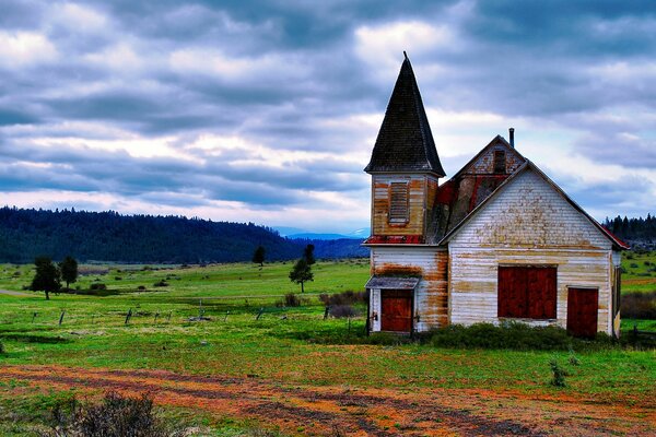 Cabaña en el campo con vistas al bosque y las montañas