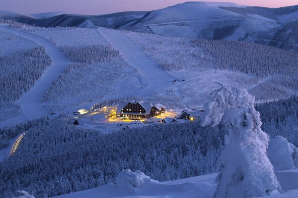 Hotel inmitten von Schnee und Bergen verschneite Wälder