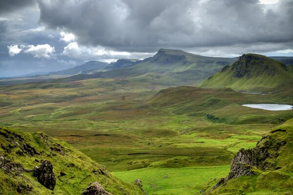 Berge und Wiesen liegen in Schottland