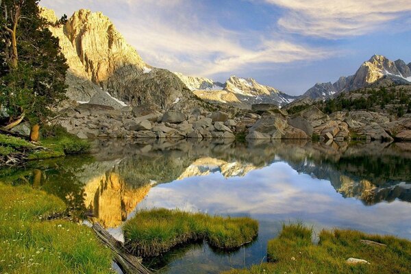 Belle nature près du lac dans les montagnes