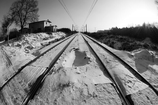 Ferrocarril de invierno en blanco y negro