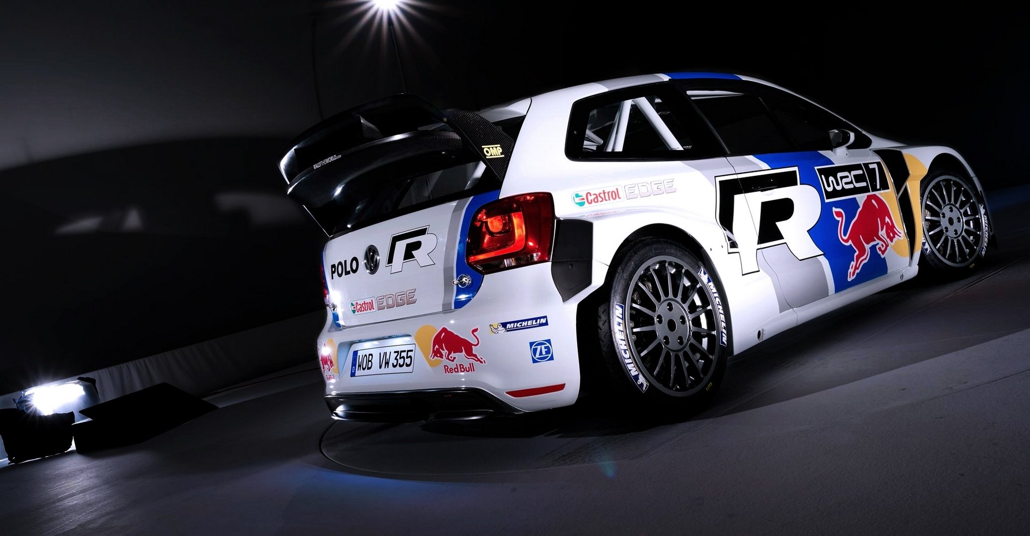 volkswagen polo wrc zlot auto biały samochód sport czerwony byk lokal