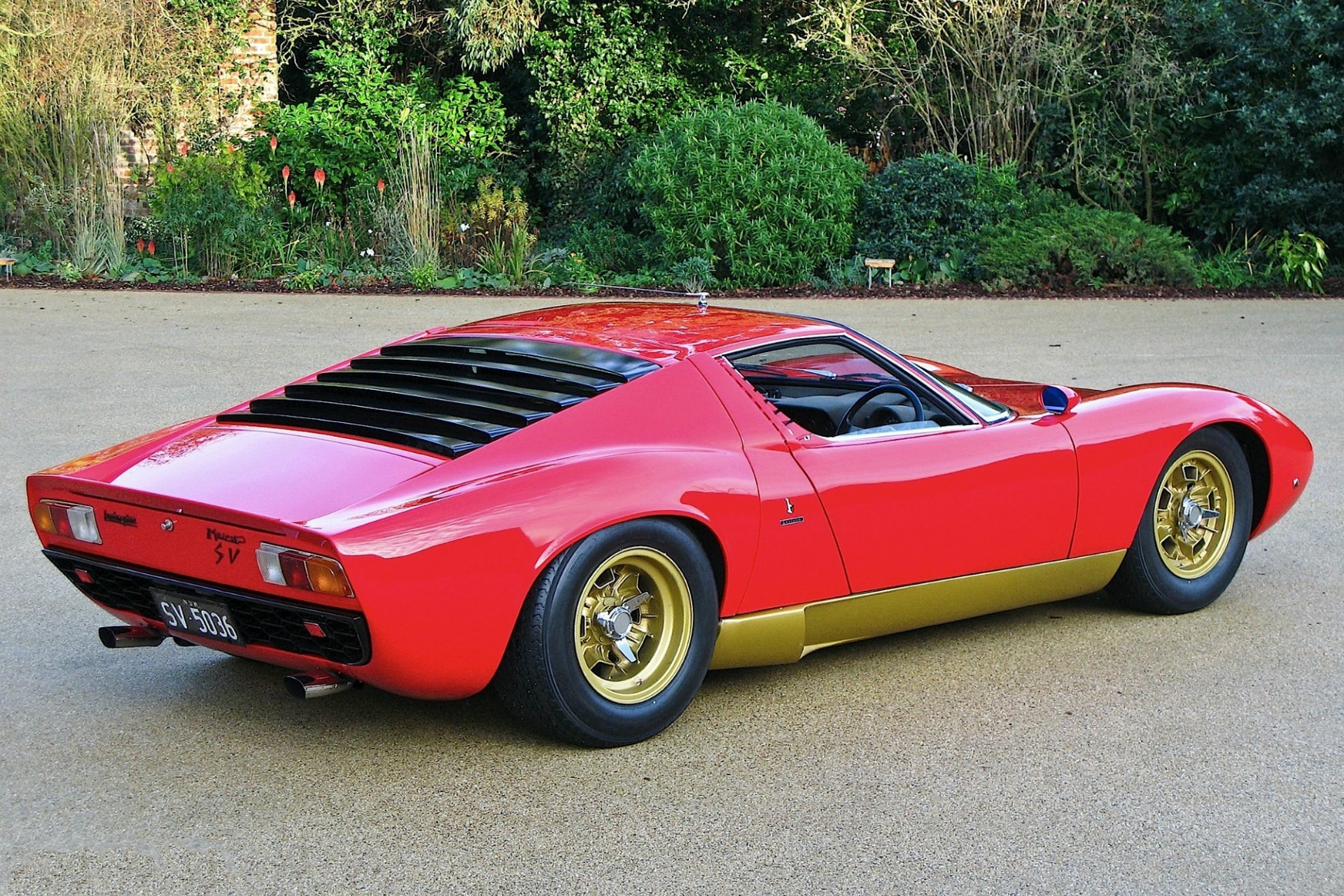 lamborghini miura sv 1972 rojo lamborghini miura sv rojo vista trasera árboles