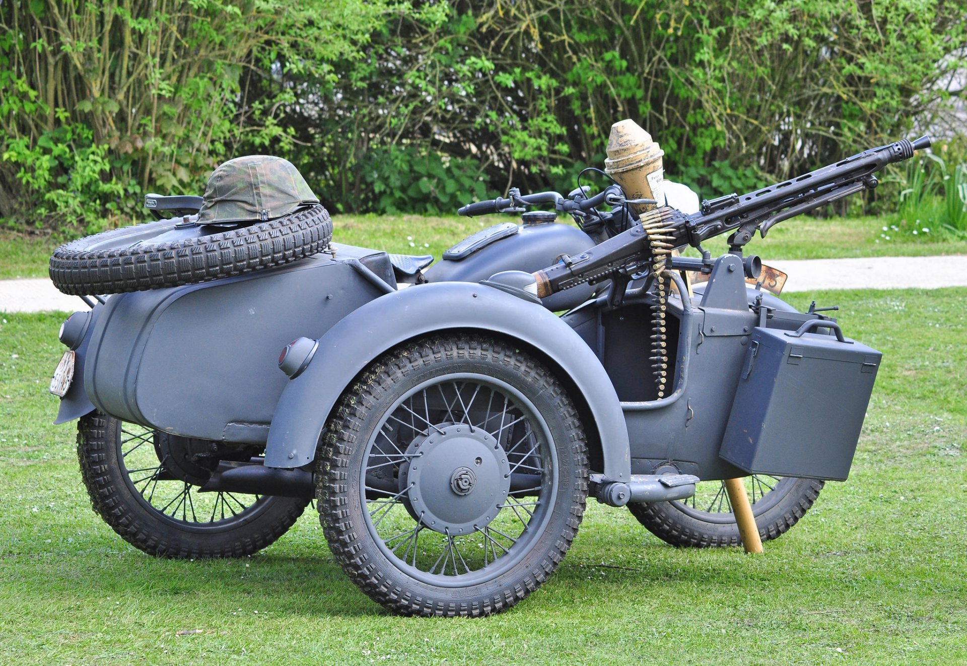 bmw-r71 motocicleta en servicio alemán ejército período segunda mundial guerra mg 42 faustpatron