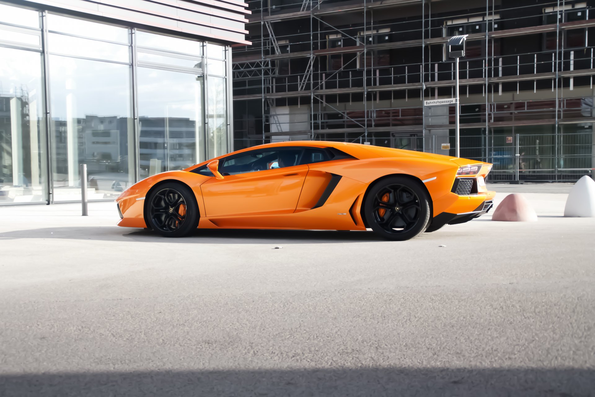 lamborghini aventador lp700-4 pomarańczowy lamborghini aventador widok z boku budynek okna odbicie