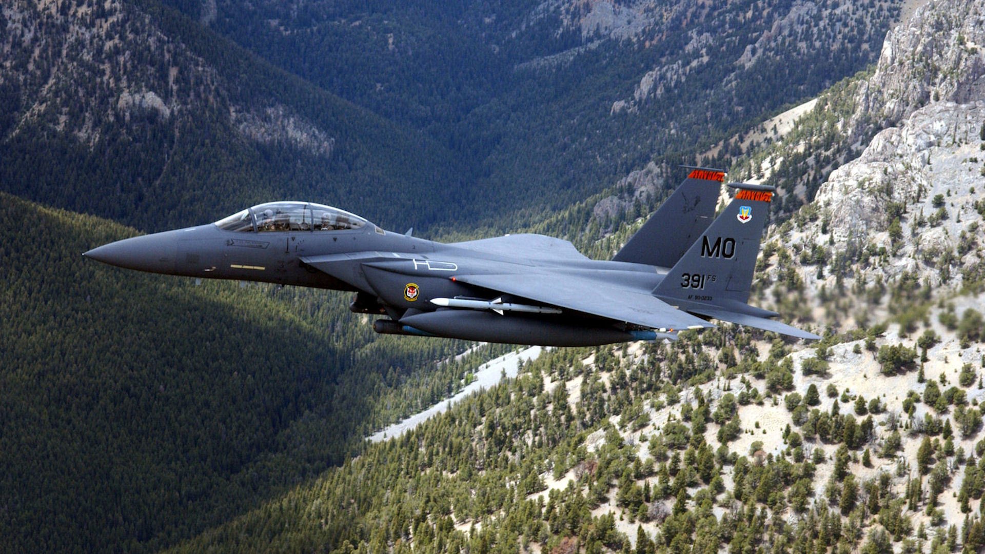 f15-e montagnes istribitel forêt avion