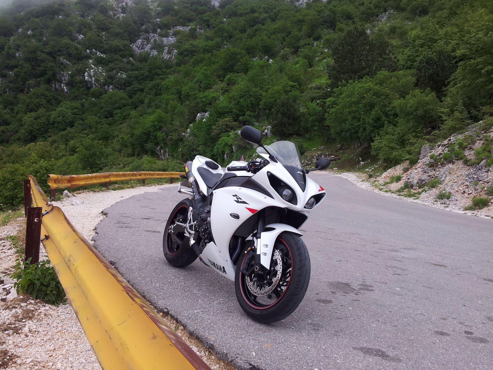 yamaha yzf-r1 blanc vélo yamaha moto route pare-chocs arbres