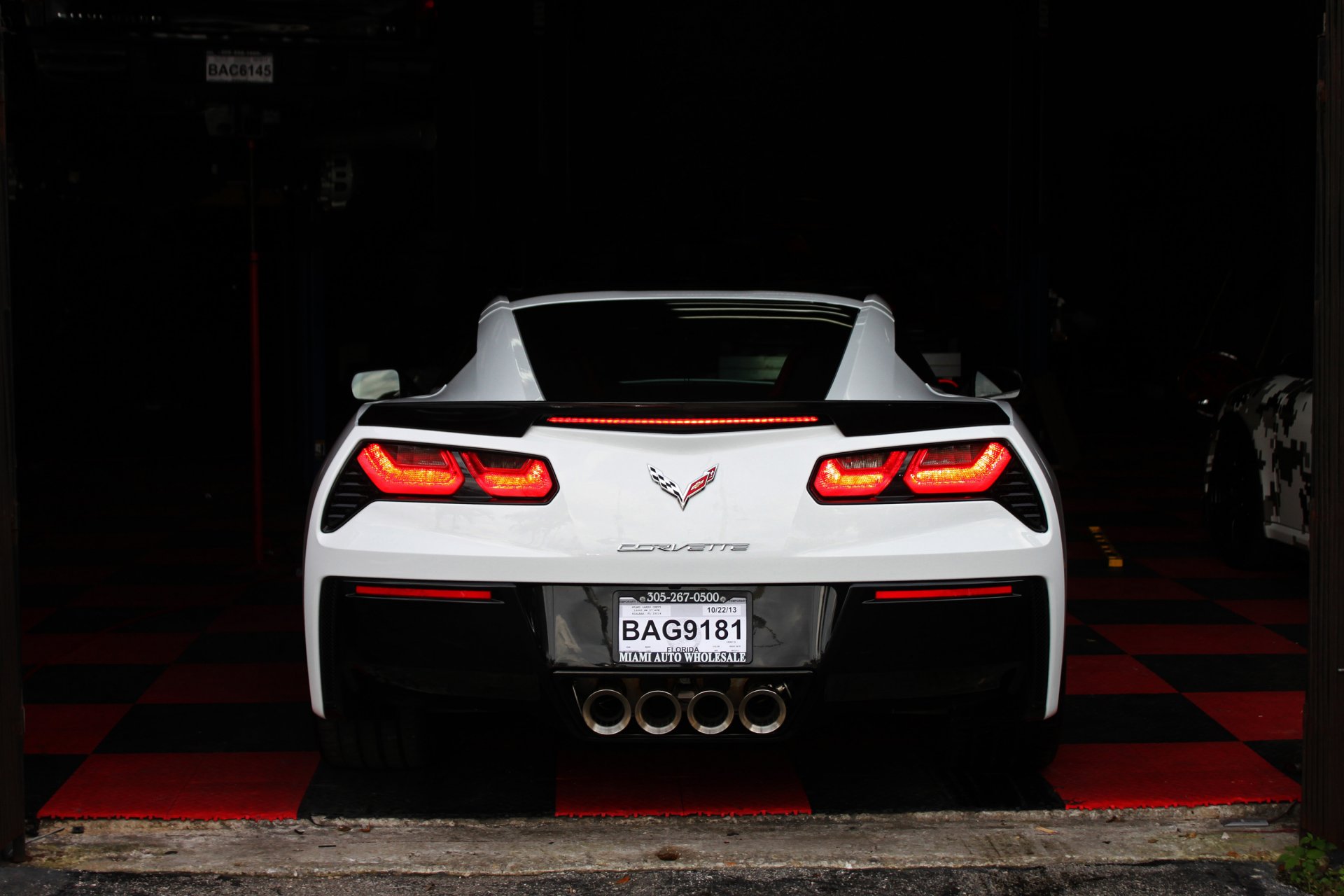 chevrolet corvette stingray samochód biały tył garaż c7