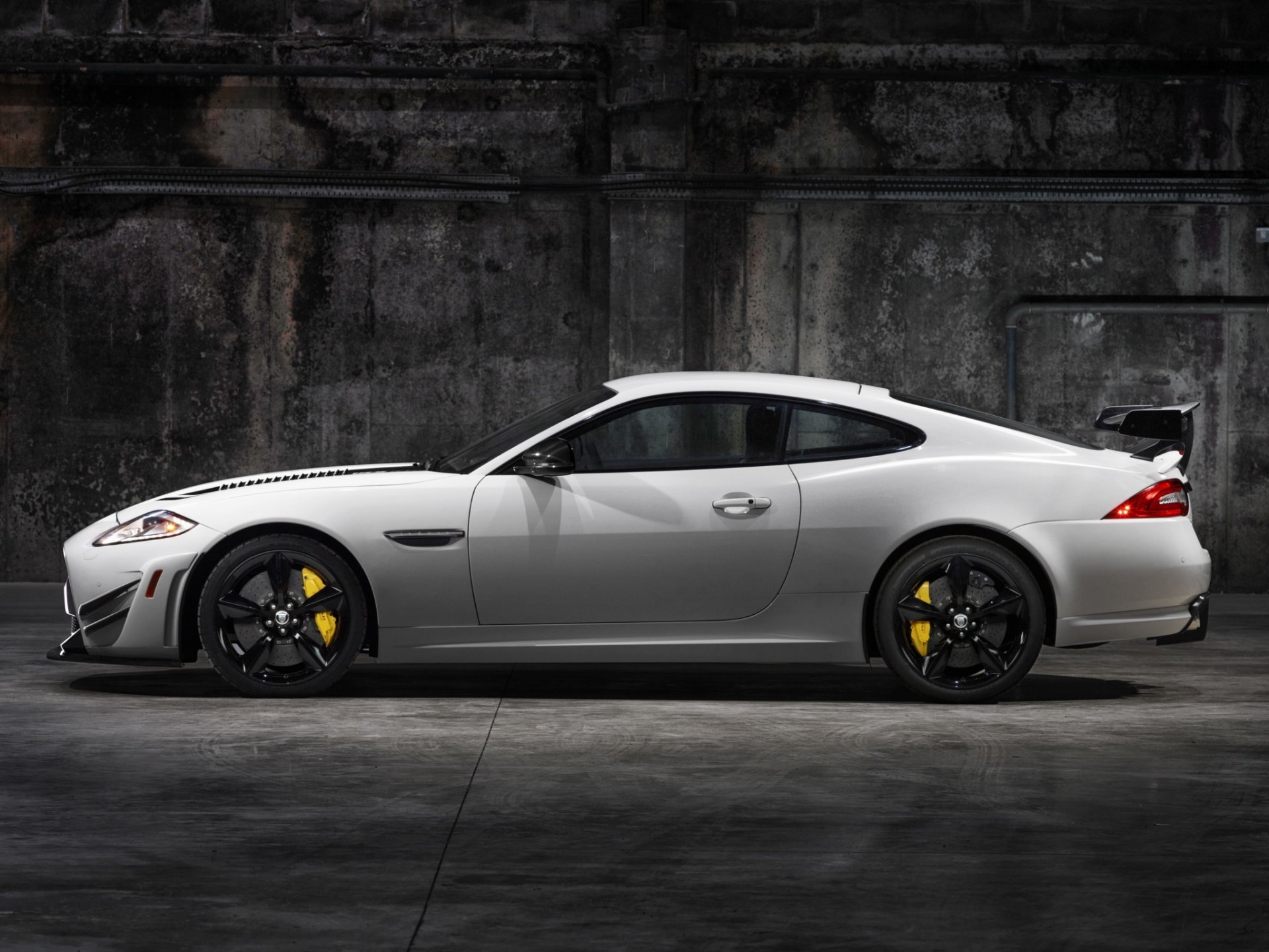 jaguar xkr-s gt jaguar side view white