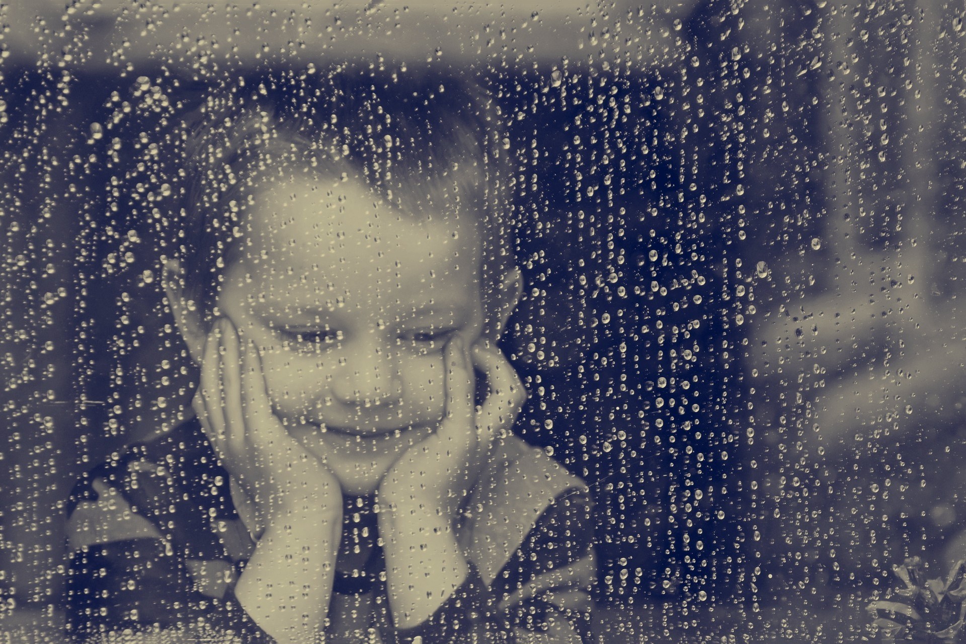 Грустный мальчик в окне. Дети дождя. Ребенок дождь окно. Мальчик у окна дождь. Ребёнок за дождливым стеклом.