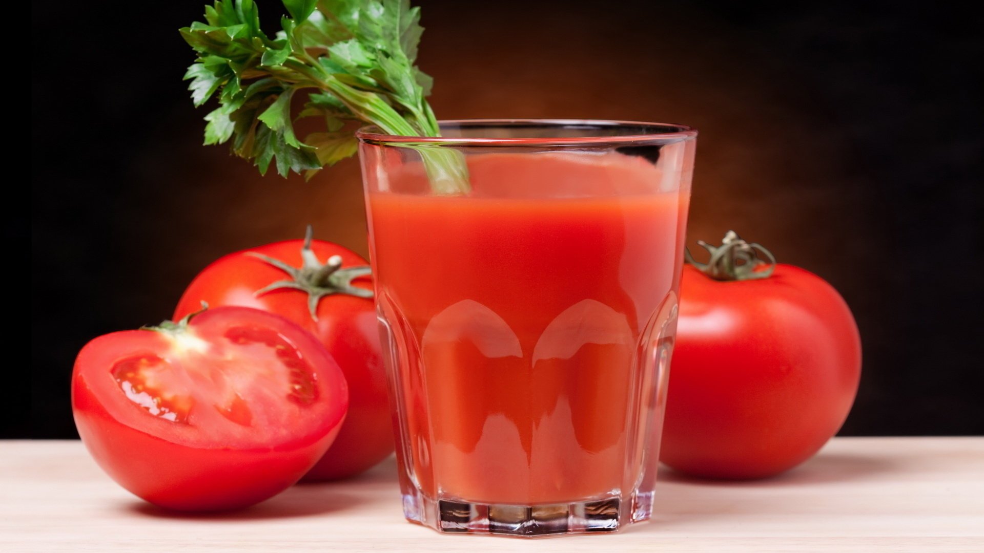 sellerie tomatensaft tomaten ein glas