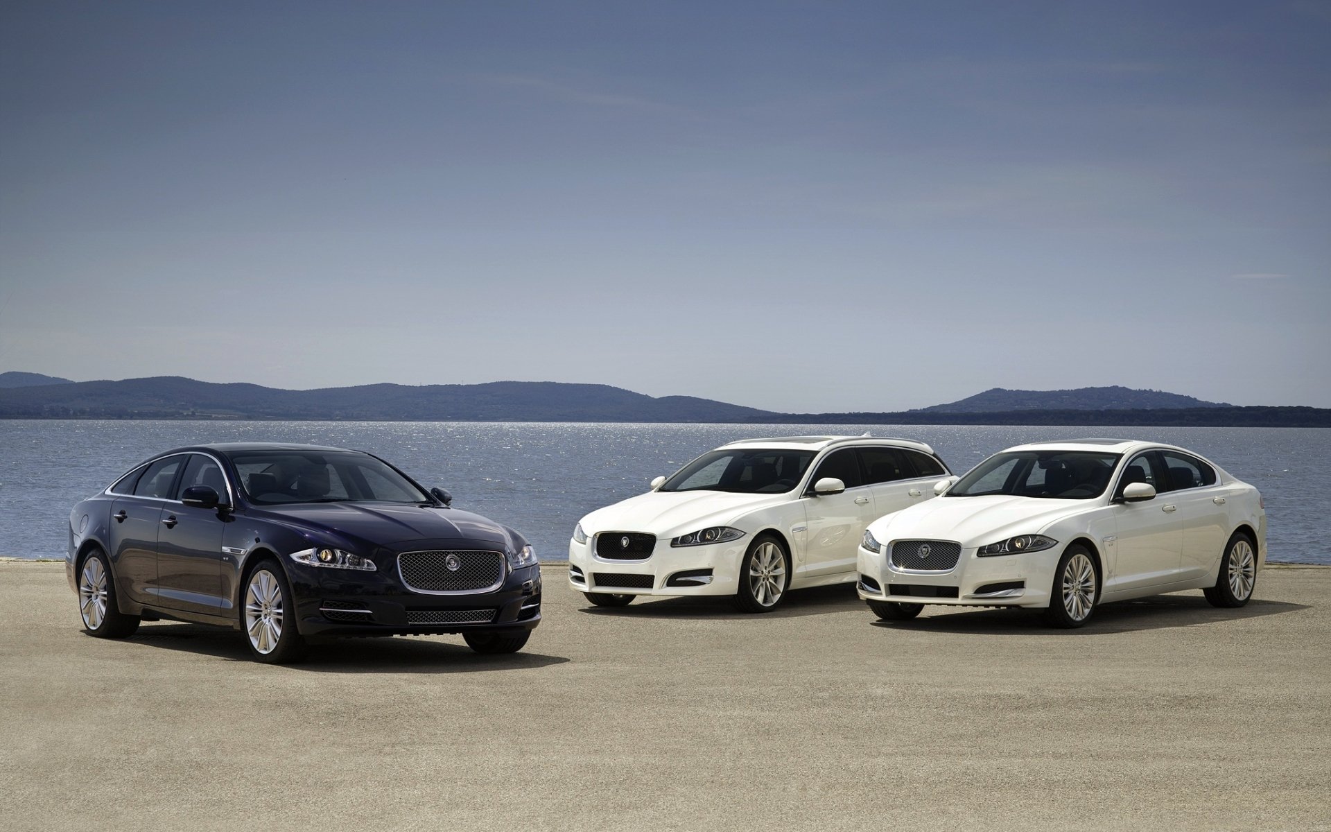 jaguar xj xf jaguar xj xf limousine kombi blau weiß front wasser horizont himmel