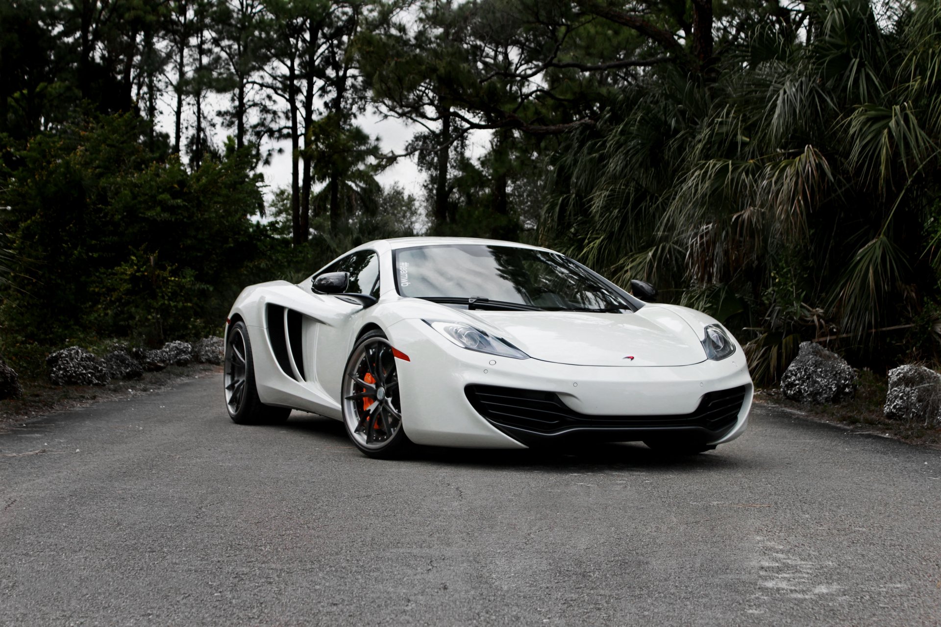 mclaren mp4-12c белый макларен передок дорога деревья небо