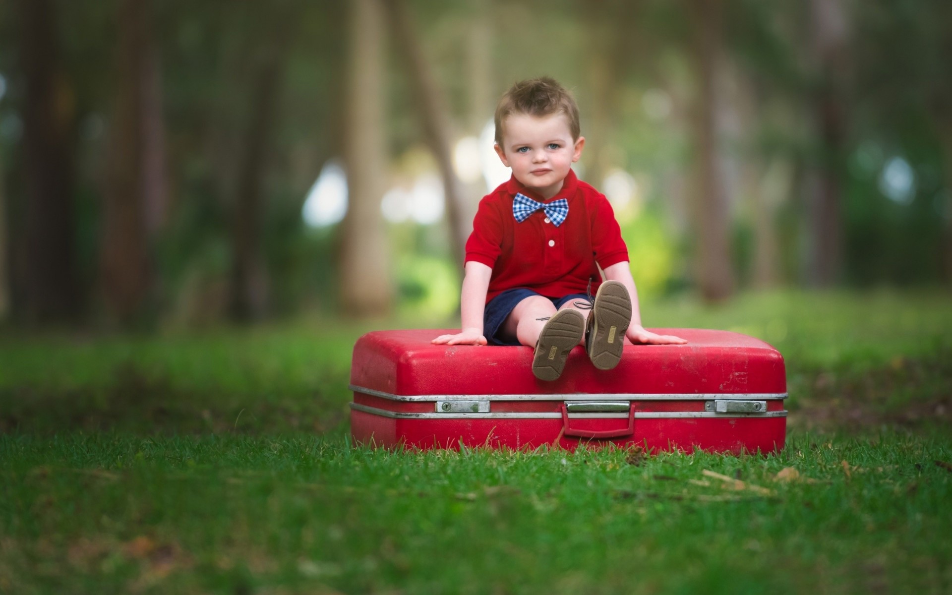 niño sentado maleta mirando estado de ánimo bebé