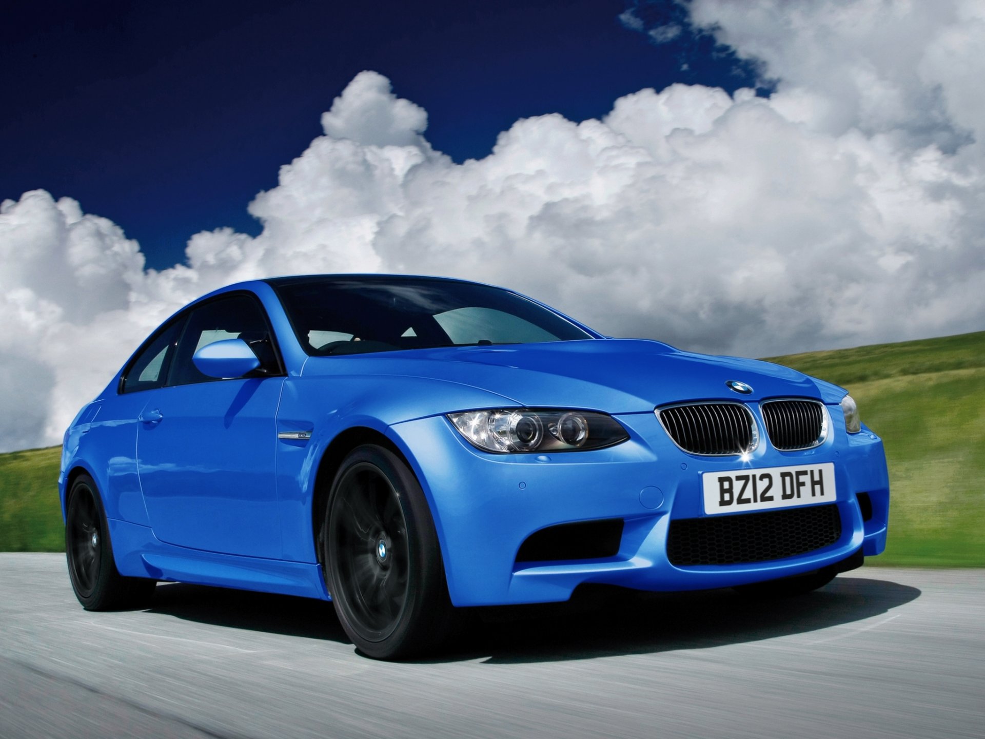 bmw m3 coupé edizione limitata blu in movimento nuvole