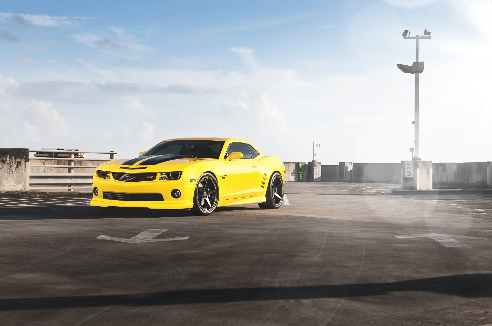 chevrolet camaro rs jaune chevrolet camaro rs vue de face teinté ciel nuages