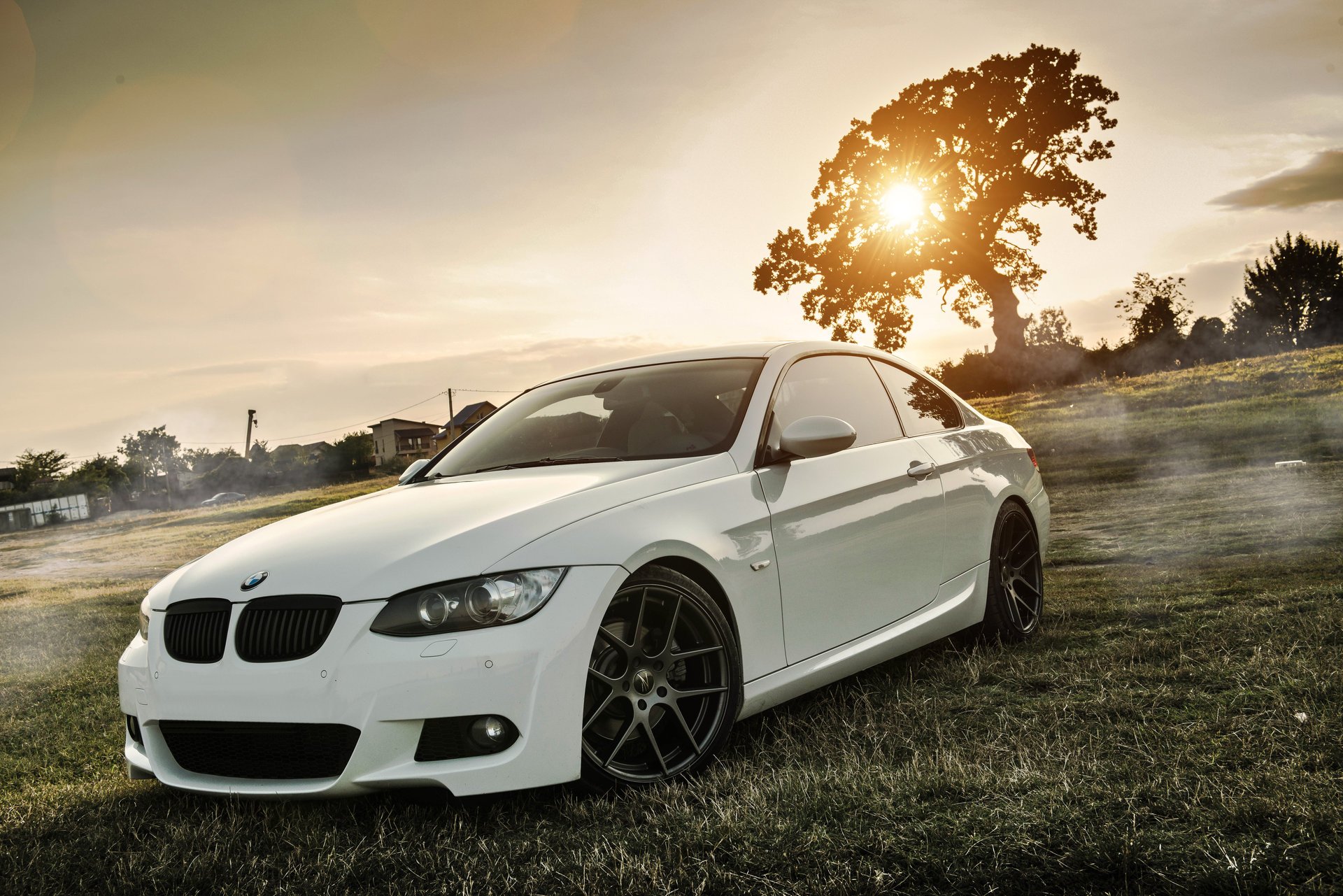 bmw e92 coupe profonda concava bmw e92 tuning bianco cerchi campo erba