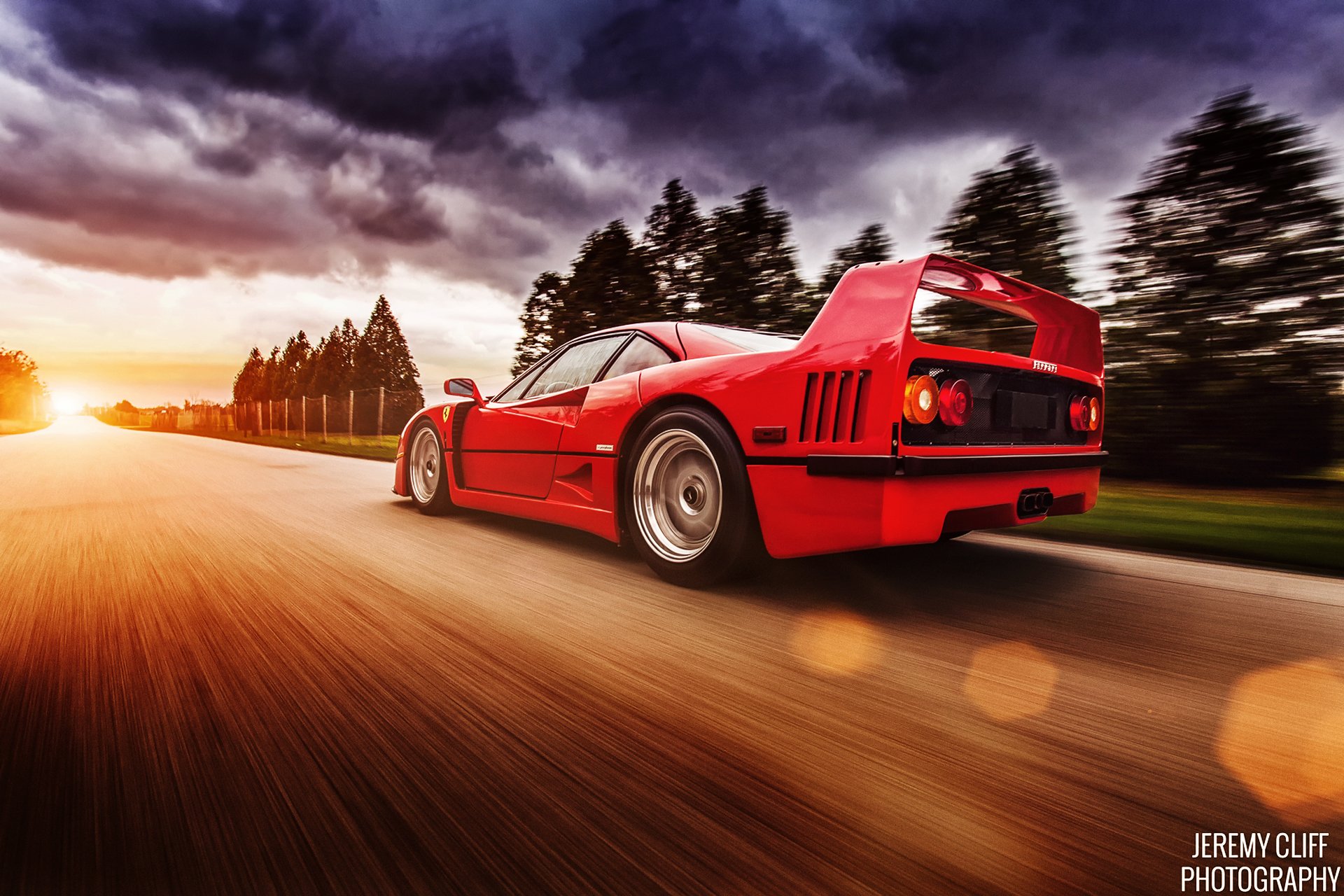 ferrari f40 rosso velocità strada nuvole luce abbagliamento