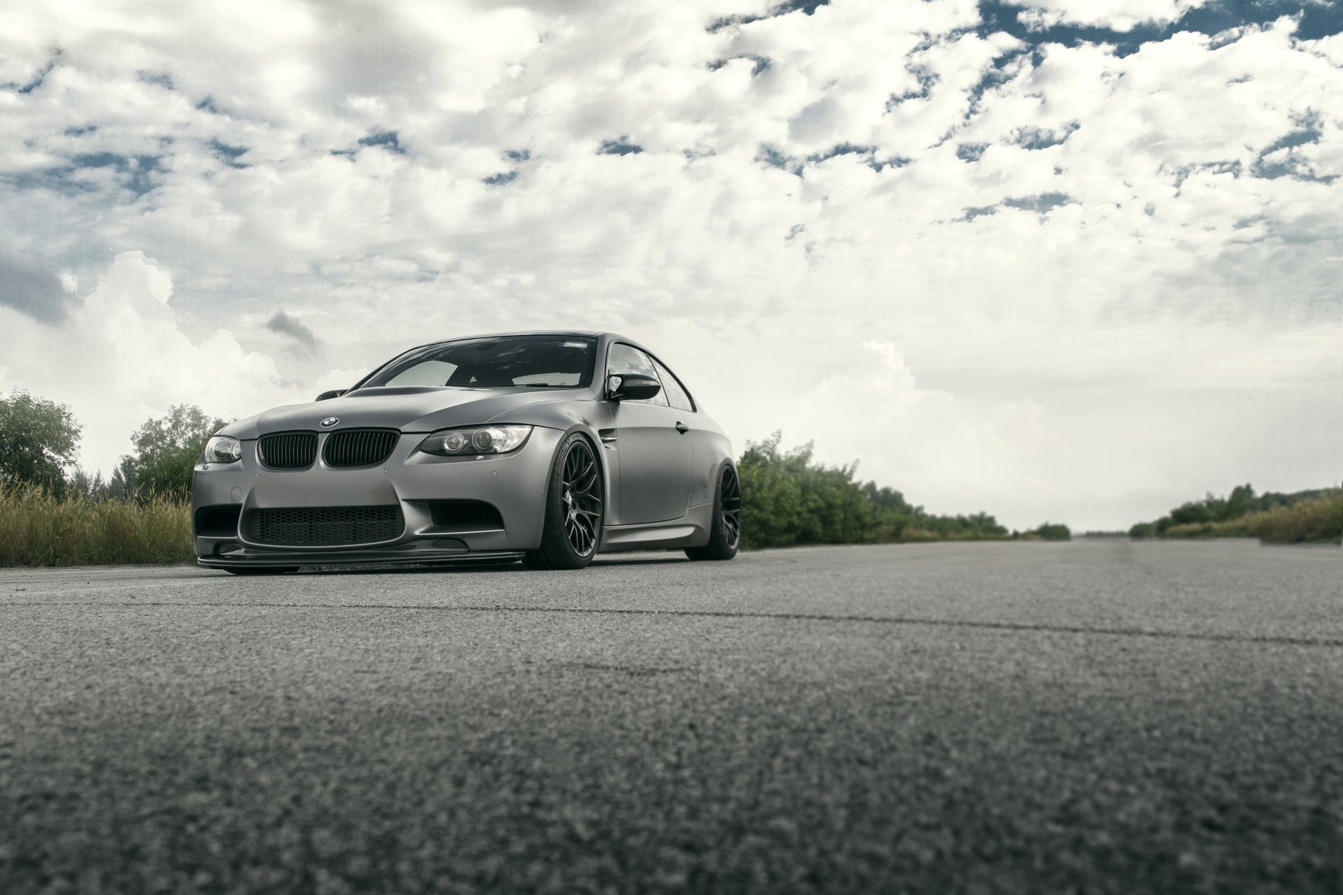 bmw m3 e92 grigio strada cespugli cielo nuvole