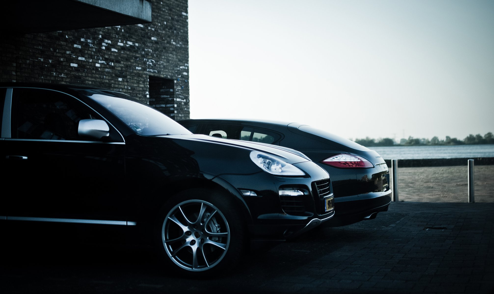 porsche cayenne panamera noir bâtiment porsche cayenne panamera