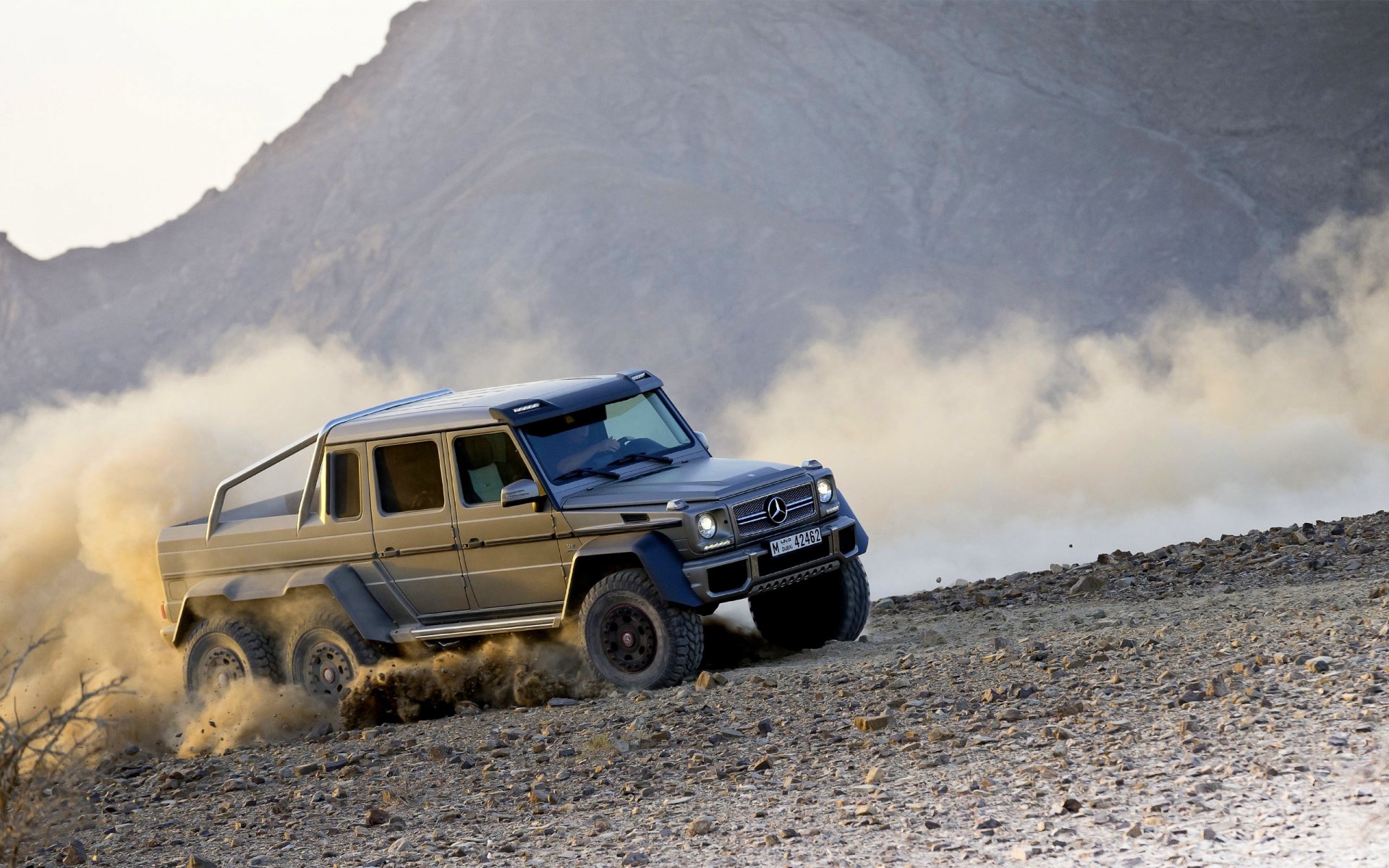 mercedes-benz g63 amg 6x6 jeep grau staub drehen auto