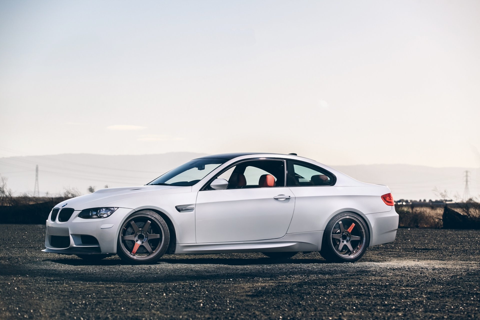 bmw m3 e92 blanc roues noir bmw coupé vue latérale jantes ciel