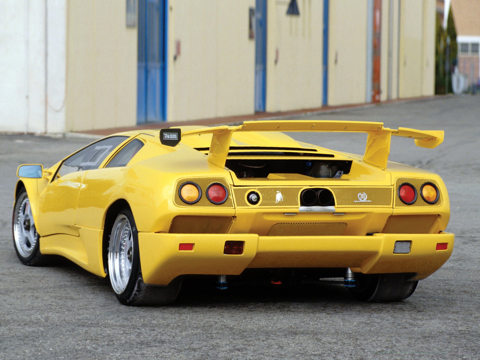 lamborghini diablo vista trasera lambo amarillo edificio spoiler