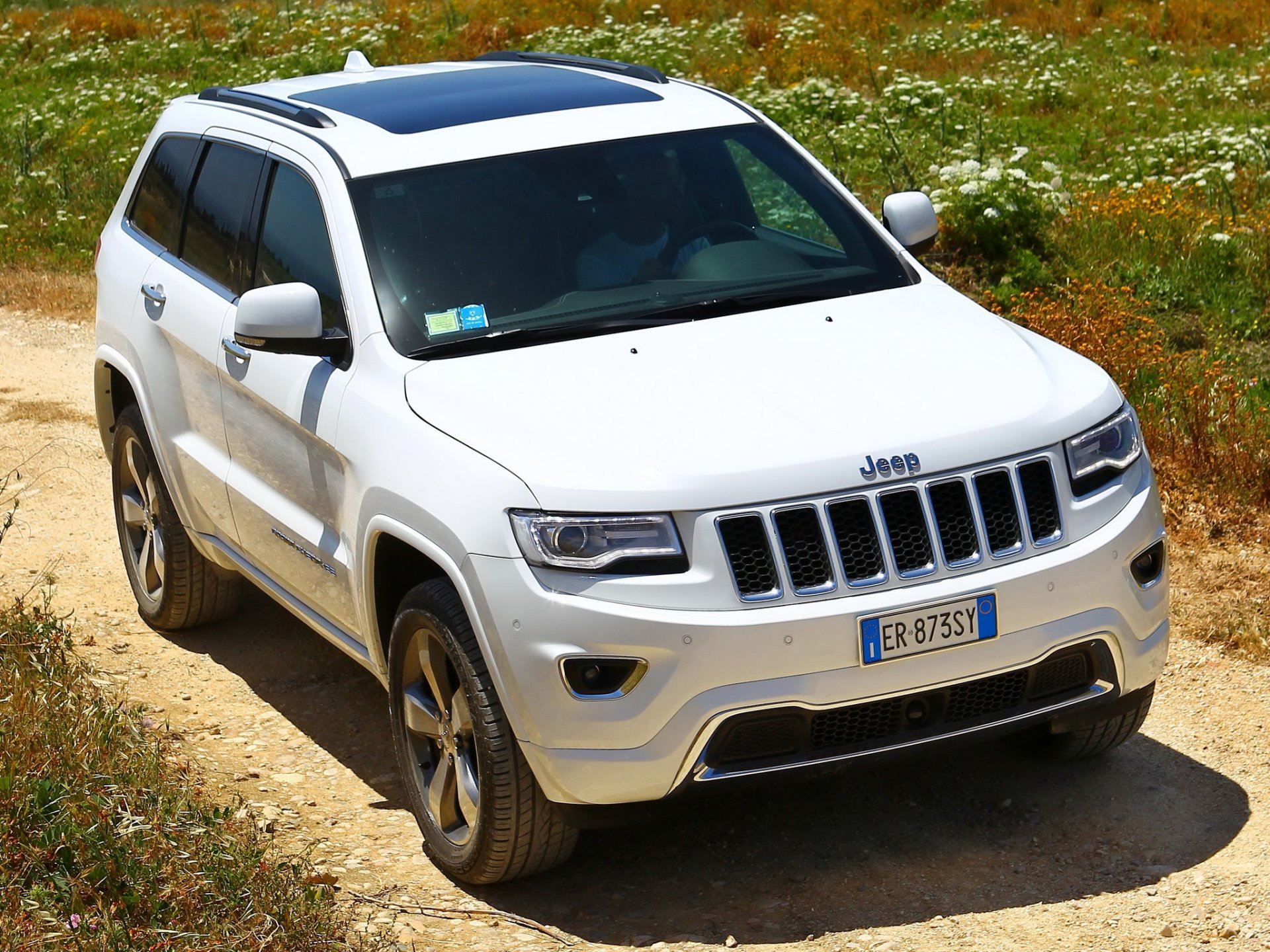 jeep grand cherokee overland frente coche blanco