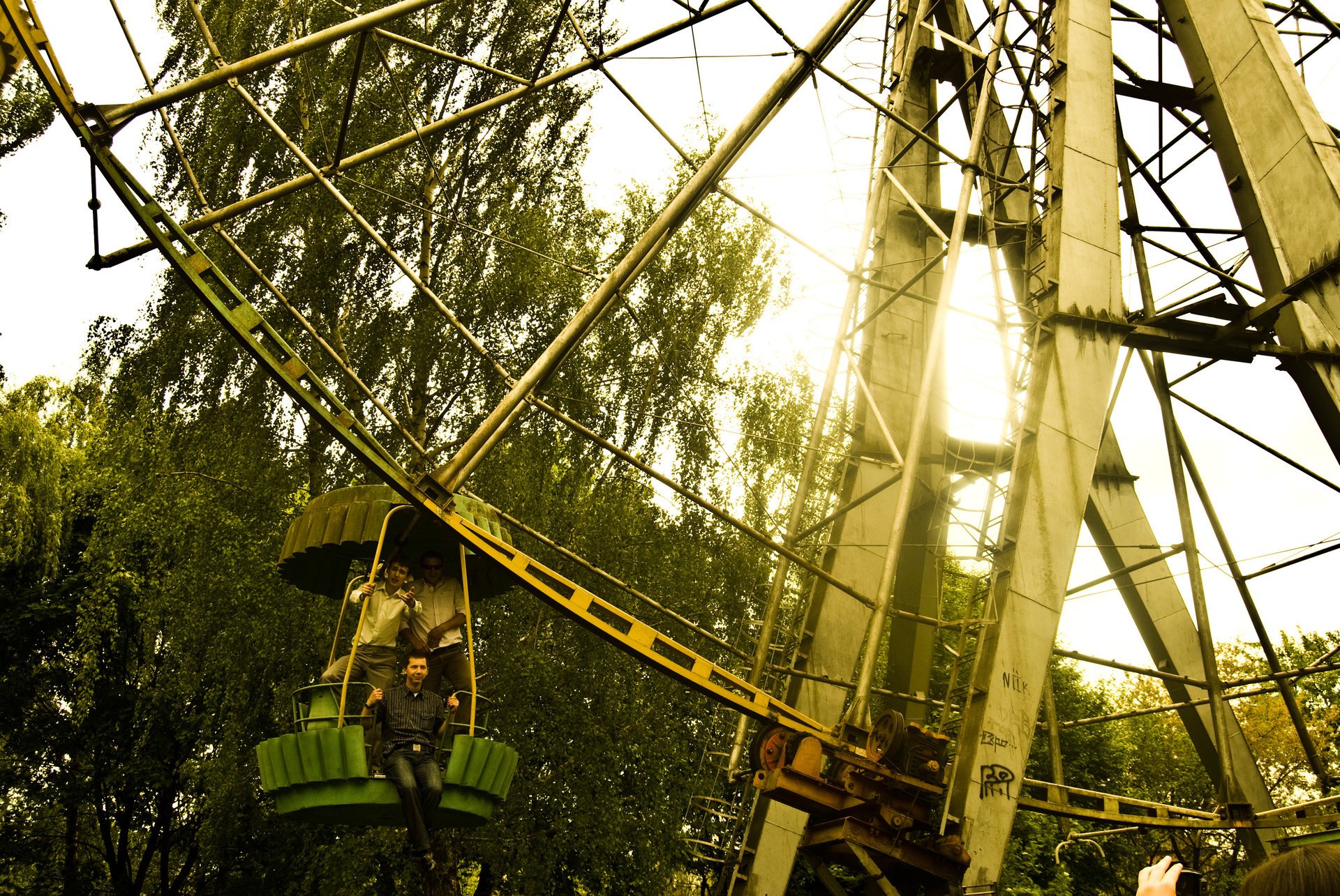 fond jaune arbres nature carrousel parc ville lutsk gars