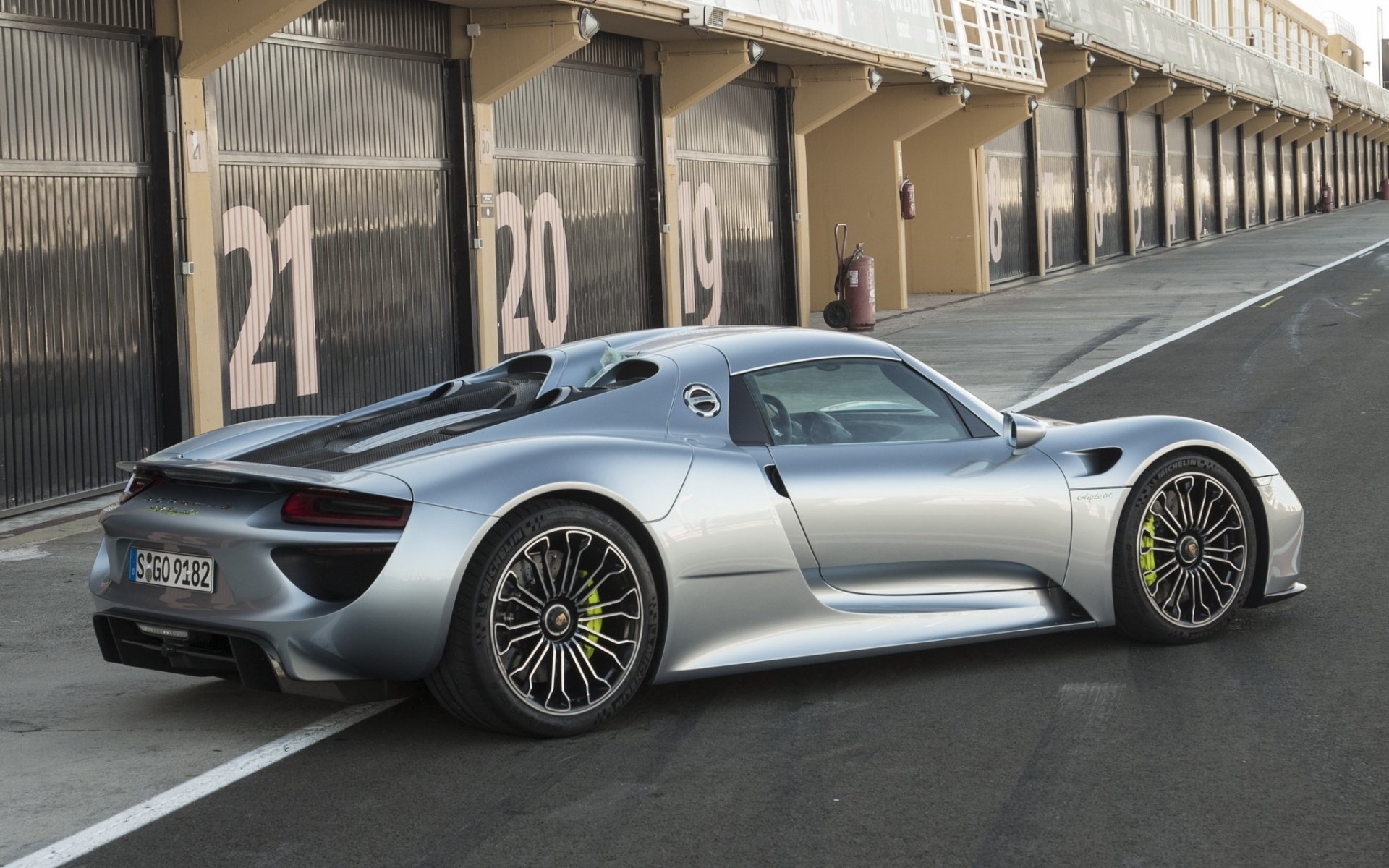 porsche spyder porsche spinne supercar rückansicht garage hintergrund