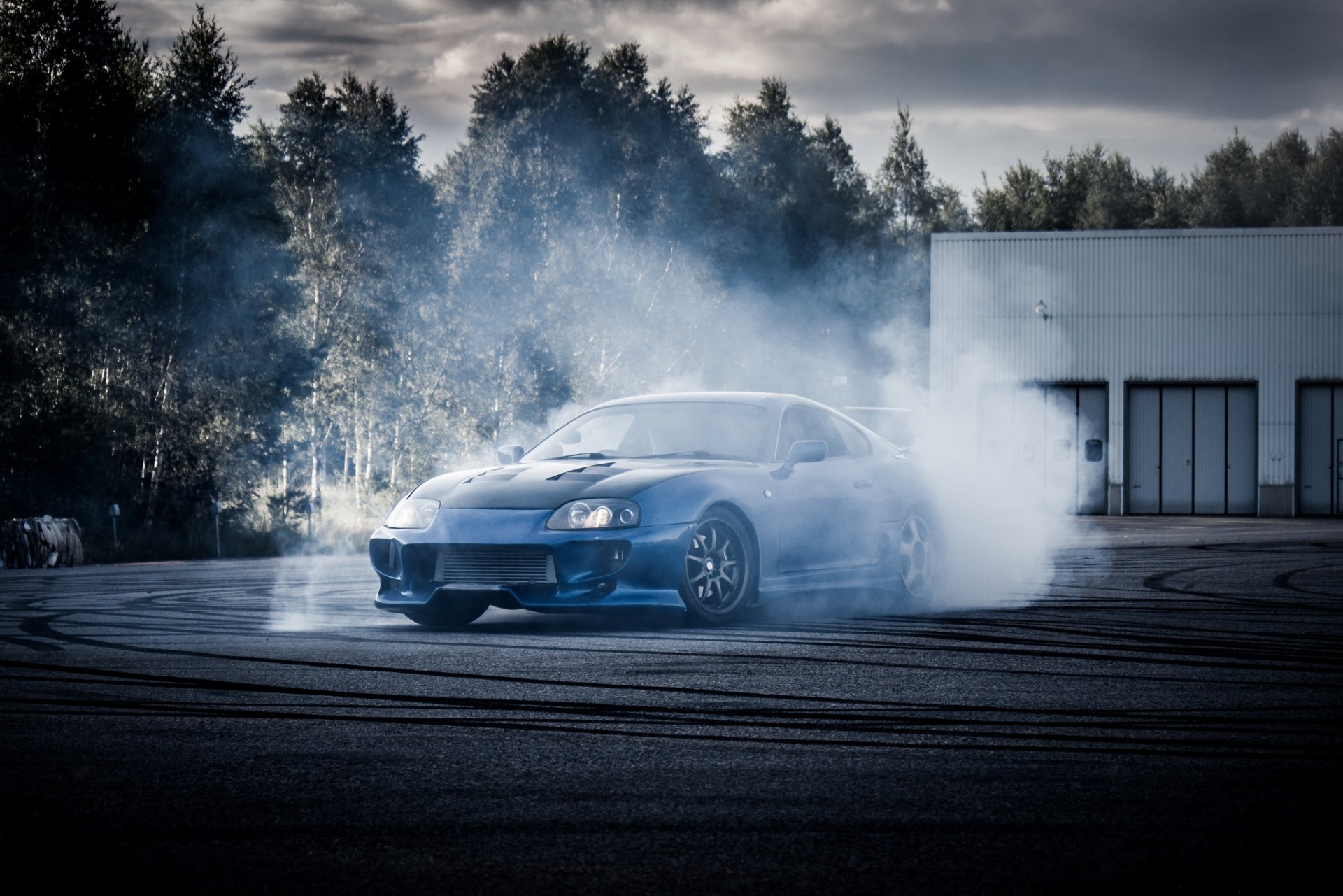 toyota ci-dessus bleu toyota supra bleu fumée ciel nuages arbres