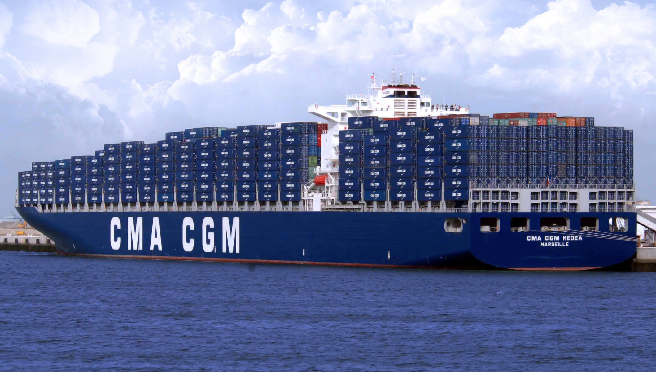 cma cgm medea buque portacontenedores muelle mar carga tablero azul nubes