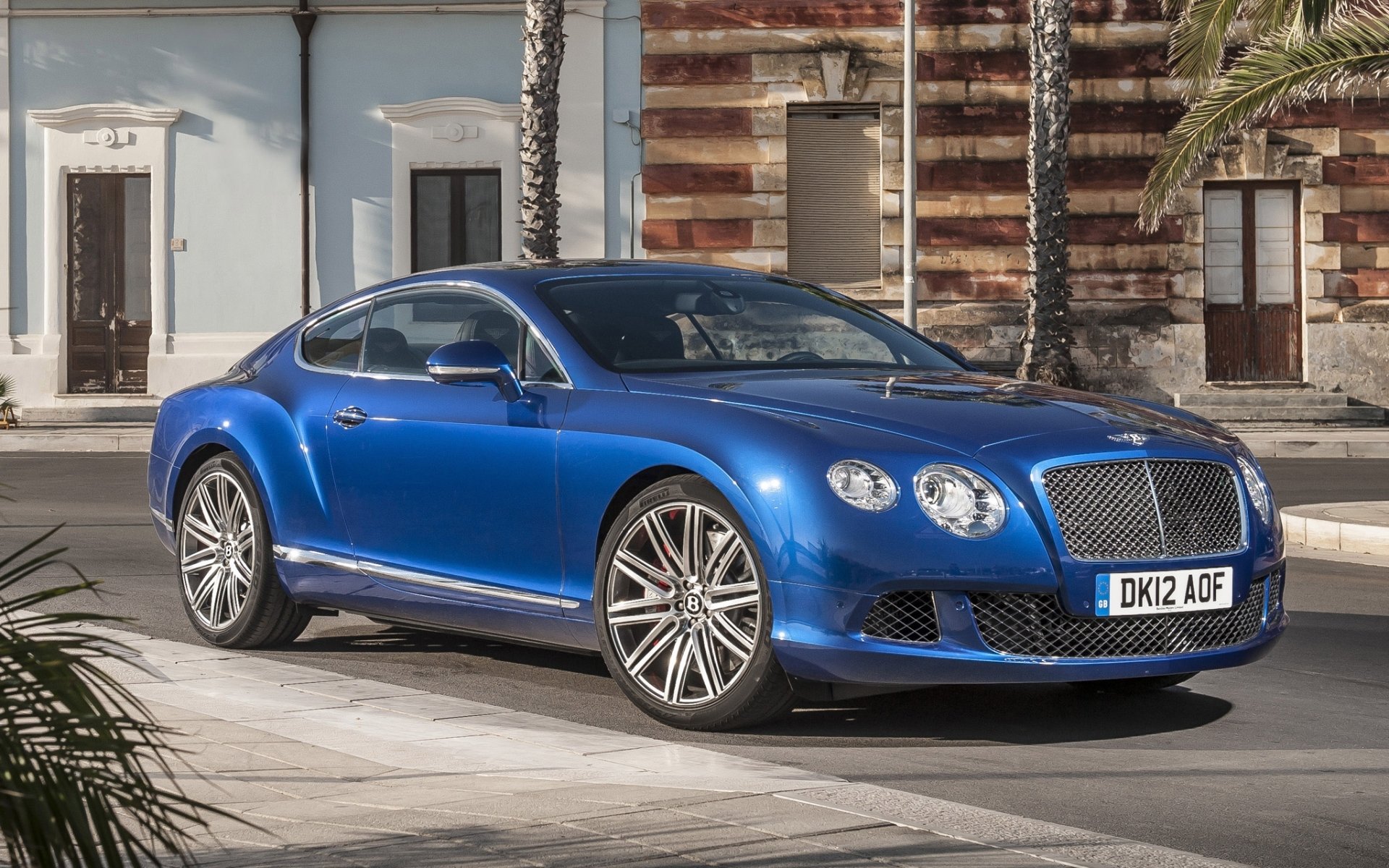 bentley continental gt vitesse bentley continental gt coupé bleu avant rue palmiers fond