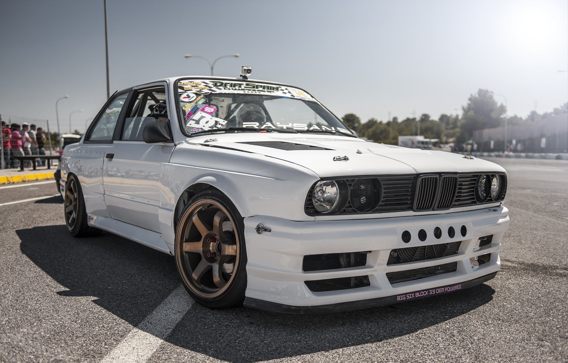 bmw e30 biały samochód do driftu