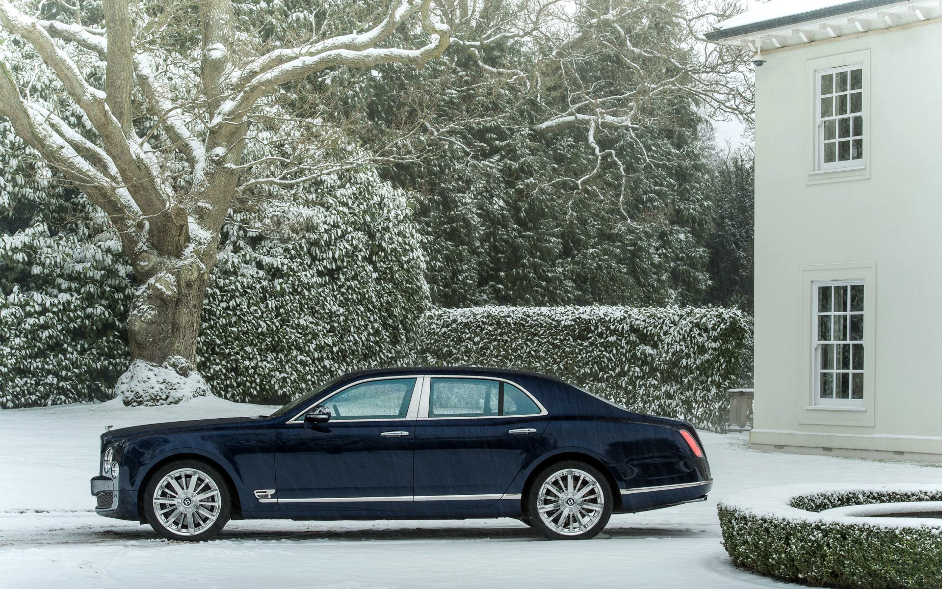 bentley mulsanne auto lujo nieve nevadas invierno coche vista lateral azul sedán edificio