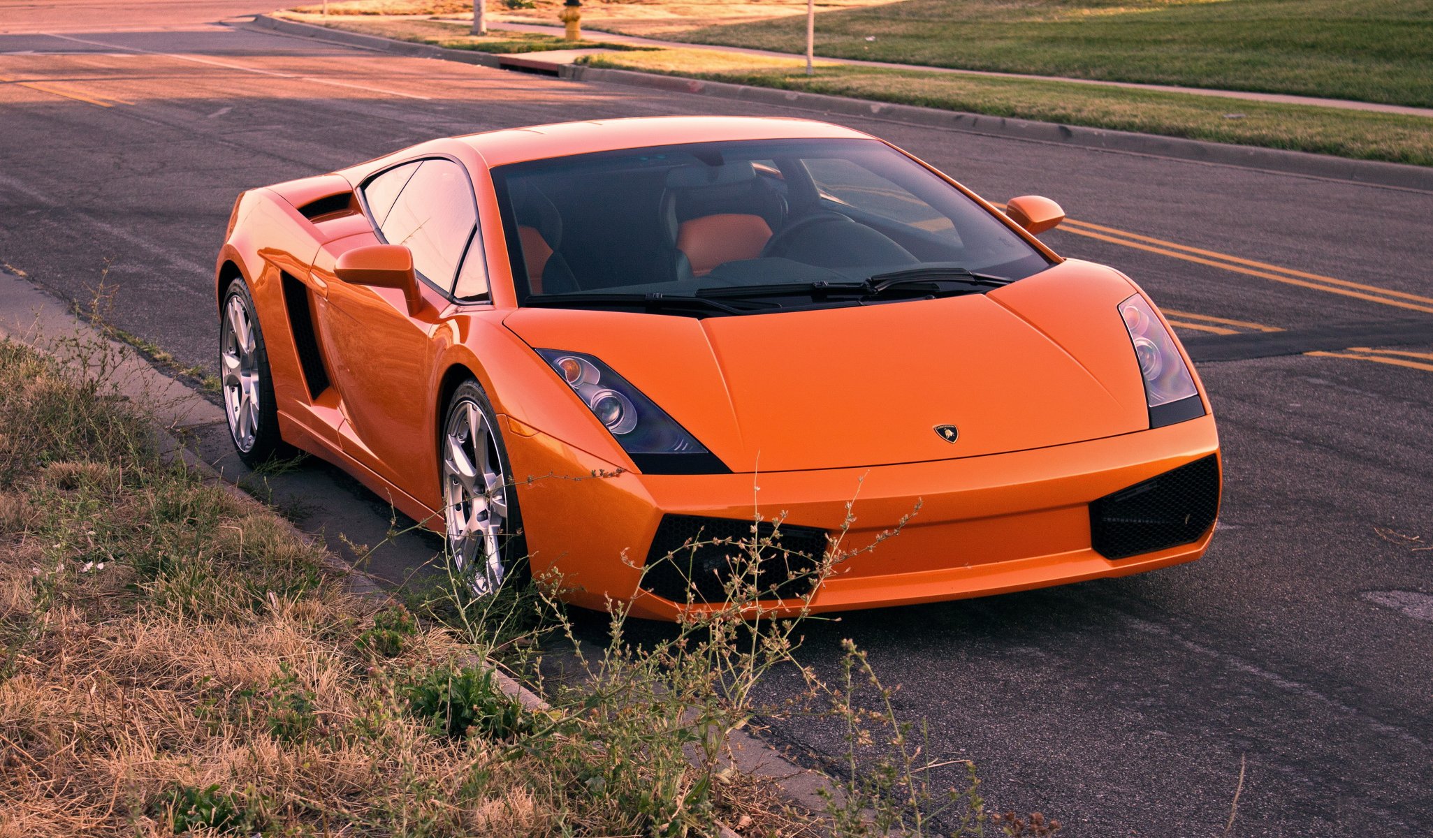 lamborghini gallardo lp540-4 pomarańczowy lamborghini gallardo widok z przodu drogi