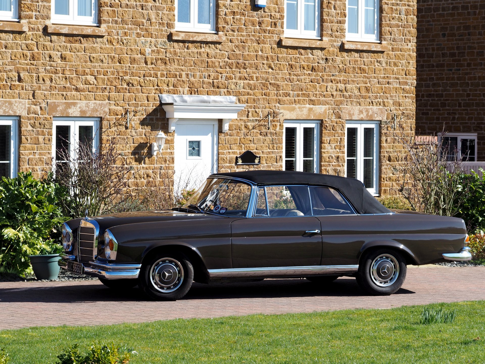 maison voiture mercedes cabriolet