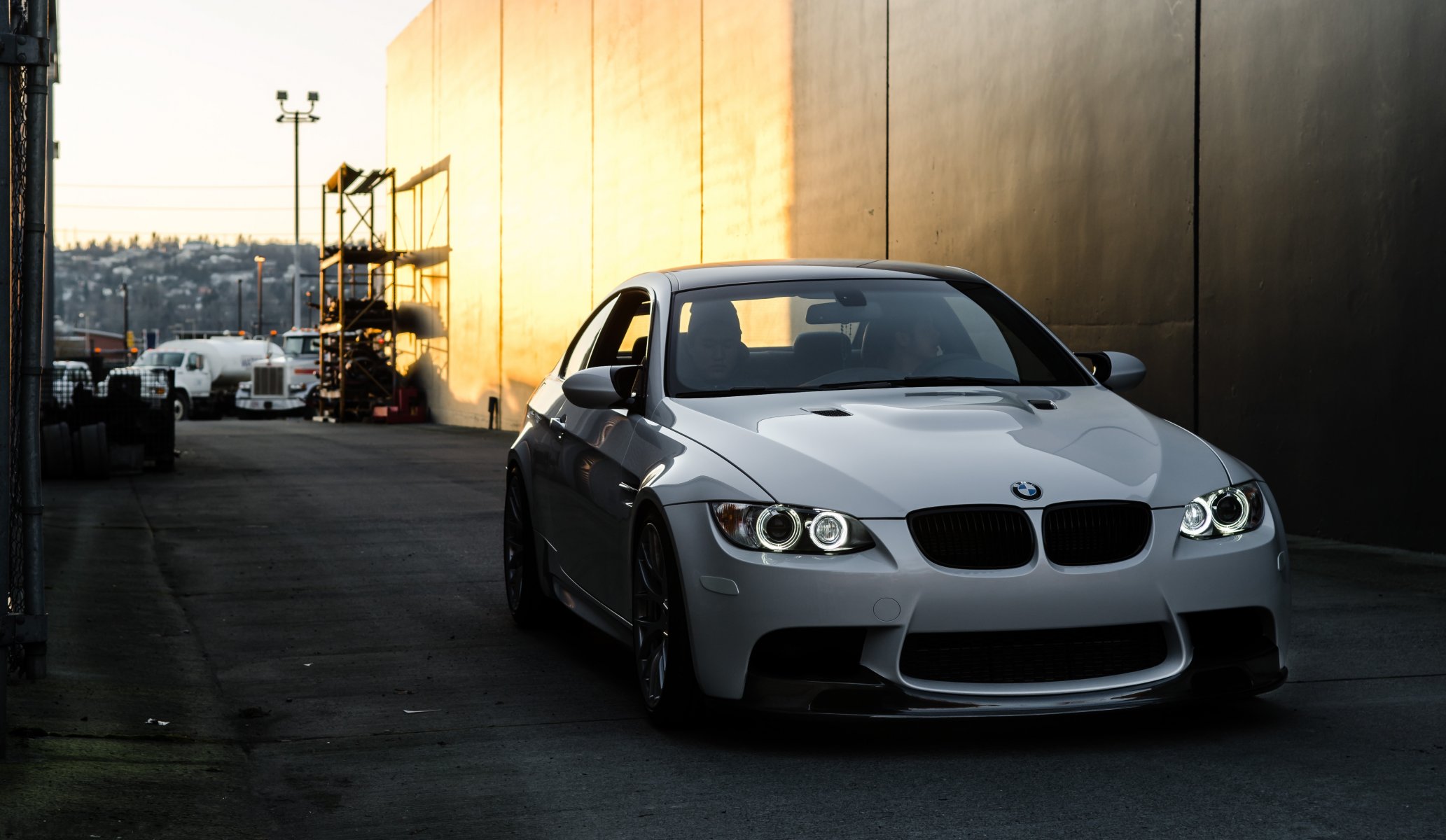 bmw m3 e92 blanc bmw vue de face réflexion ruelle ciel lumières