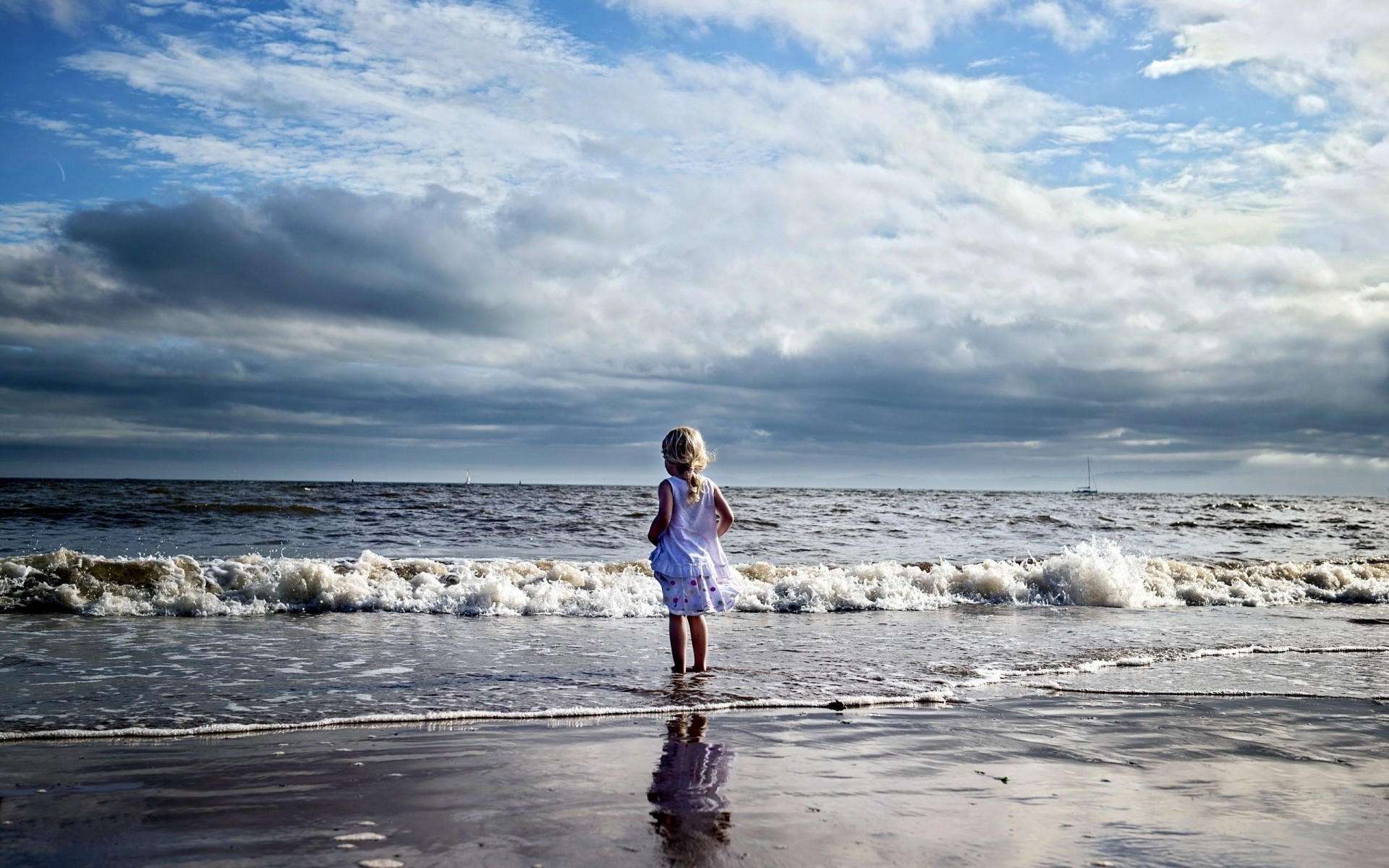 Дети на фоне моря