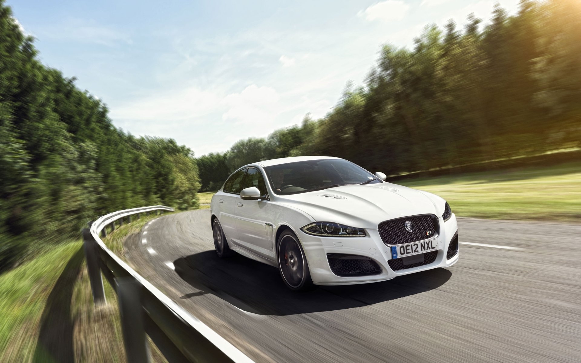 jaguar xfr velocidad jaguar ixfr sedán blanco frente carretera árboles cielo