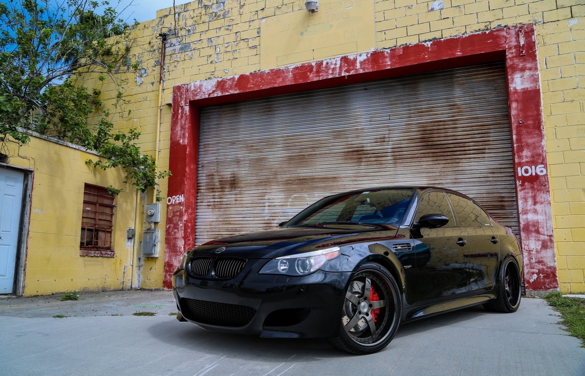 bmw m5 e60 negro bmw edificio puerta persianas