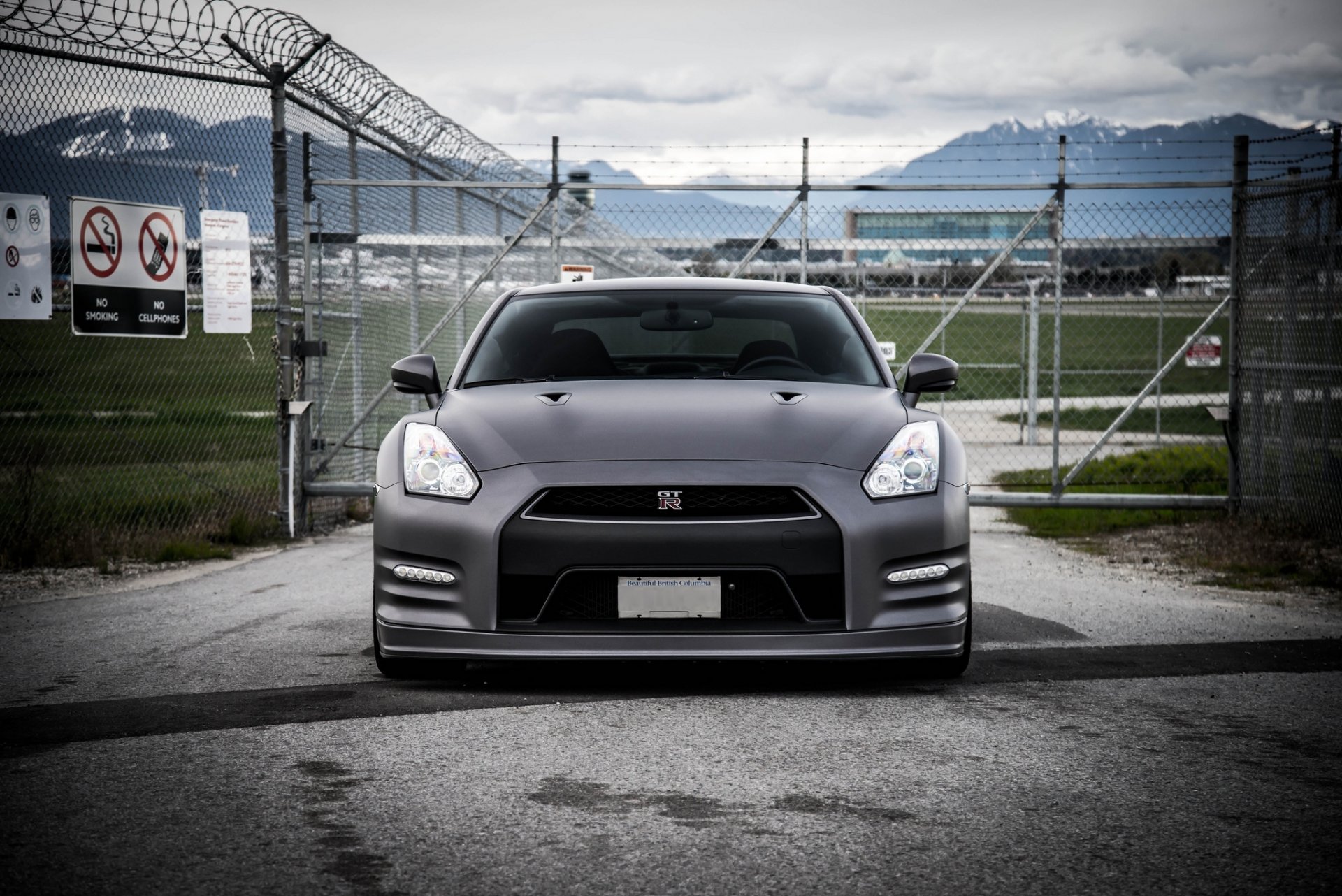 nissan gt-r r35 mattschwarz nissan gt-r front tor stacheldraht