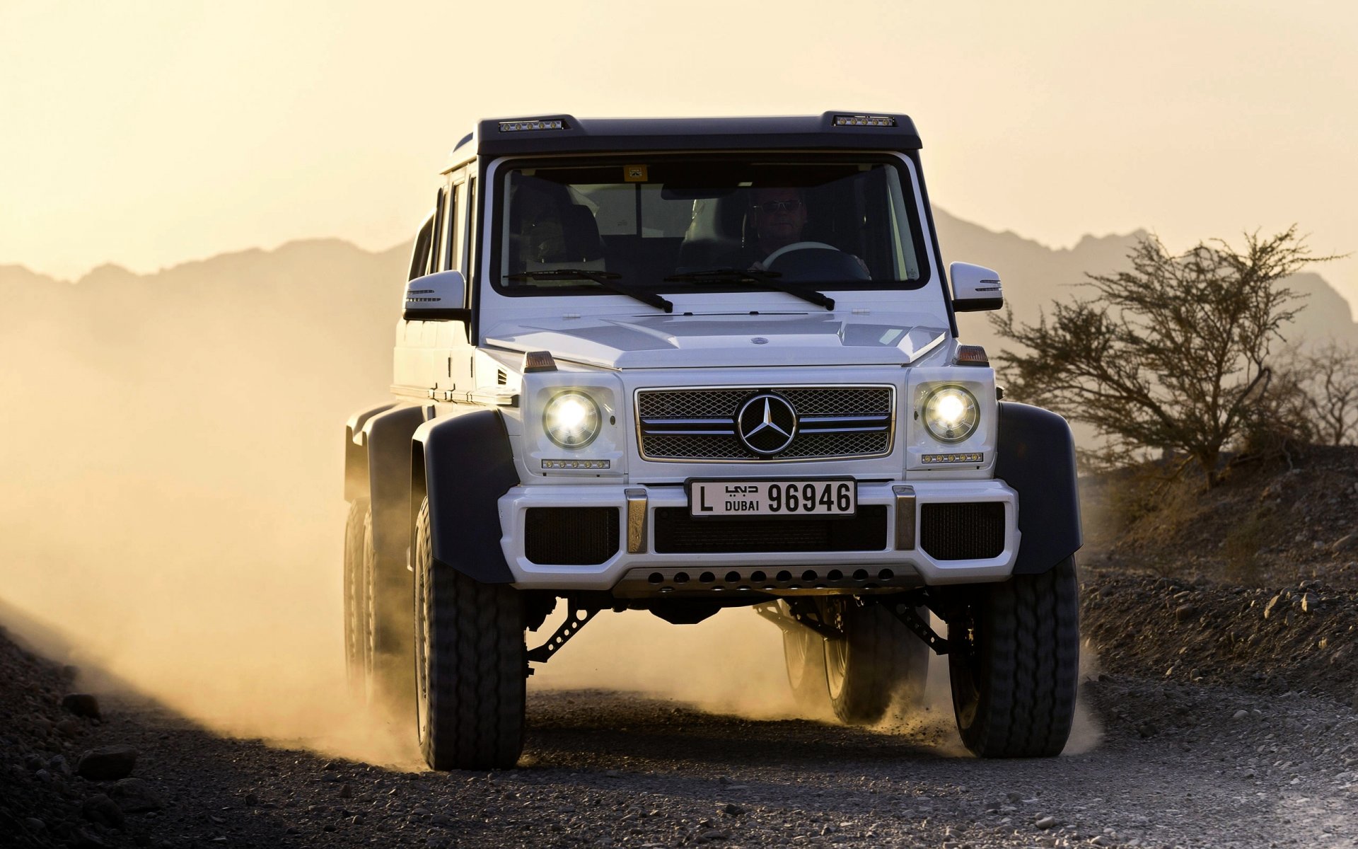 mercedes-benz g63 amg 6x6 suv mercedes przód biały logo