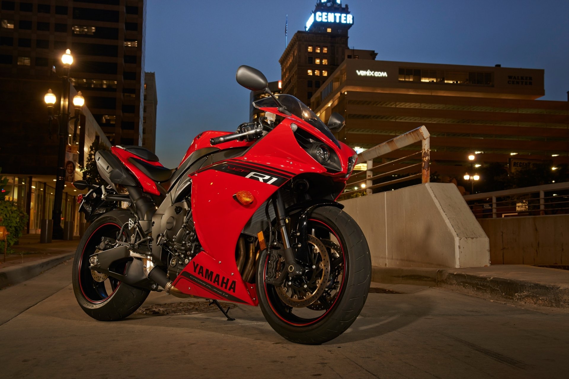 yamaha yzf-r1 rosso bici yamaha r1 moto rosso città sera luci strada ombra