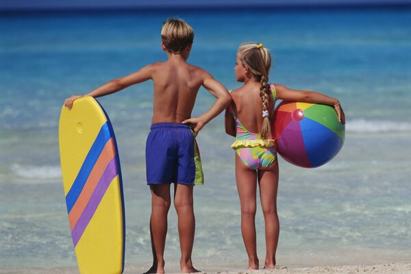 Niños junto al mar en ropa de baño