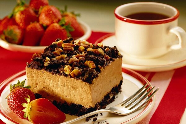 Rebanada de pastel con nueces y fresas en un plato