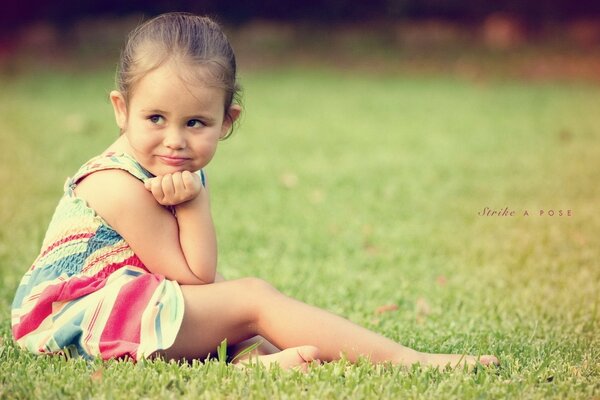 Adorable girly assis sur l herbe