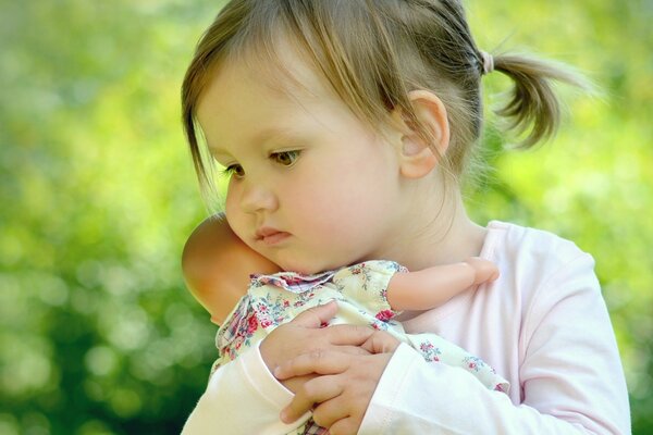 Bambina che abbraccia la bambola preferita