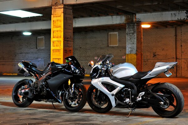 Dos motocicletas en el edificio de estacionamiento uno contra el otro