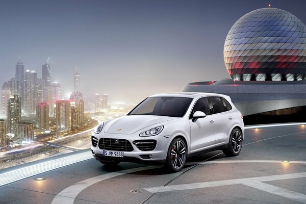 Белая porsche cayenne возле вертолётной площадки